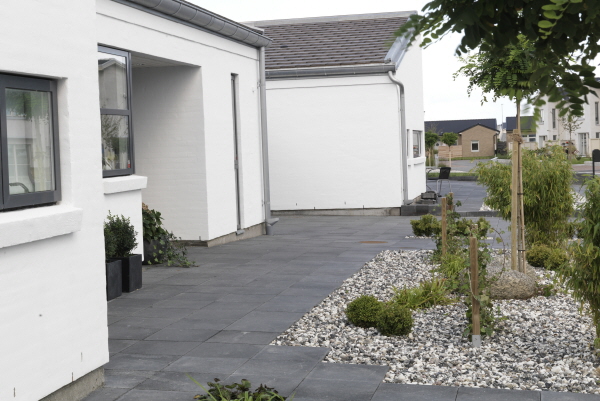 Lägga marksten stensättning med betongsten och andra material