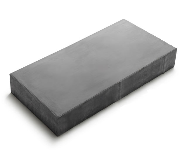 Våtpressad betongplatta Klara i svart;350×700×80 mm – produktfoto.