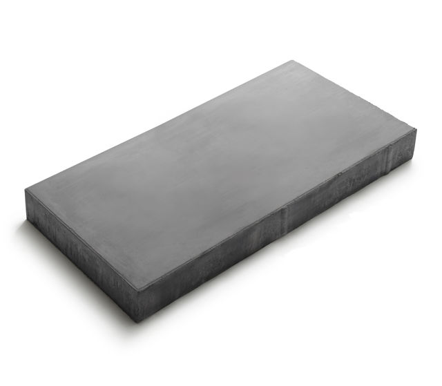 Våtpressad betongplatta Klara i svart;350×700×65 mm – produktfoto.