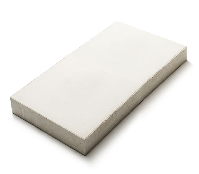 Våtpressad betongplatta Klara i supervit;350×700×65 mm – produktfoto.