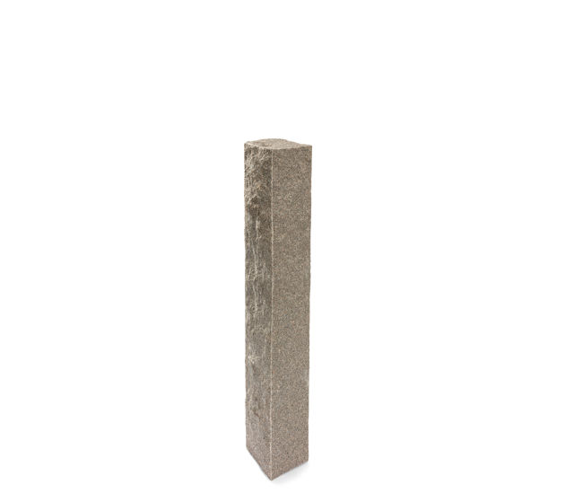 Produktbild på en stolpe i Bohus grå;granit. Stolpen har ett råkilat utförande och mäter 1300x200x200.