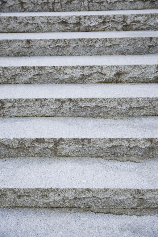 Trappsteg;kallas även blocksteg;i råkilad grå granit från Portugal.