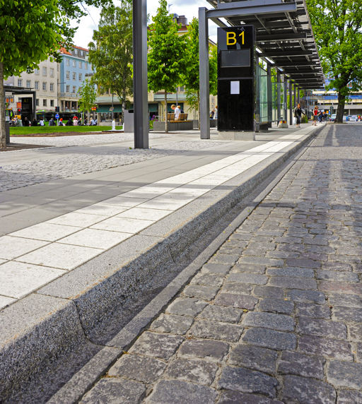 Monterade busshållplatskantstöd vid busshållplats i stadsmiljö