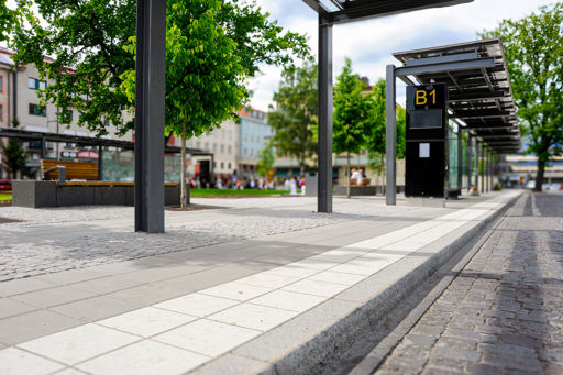 Monterade busshållplatskantstöd vid busshållplats i stadsmiljö