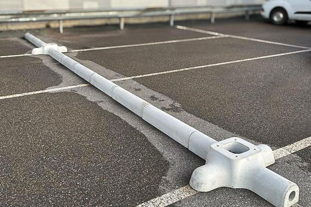 En slinga med raka Waybler kabelstenar möter krysstenarna där laddstolparna sedan monteras på.