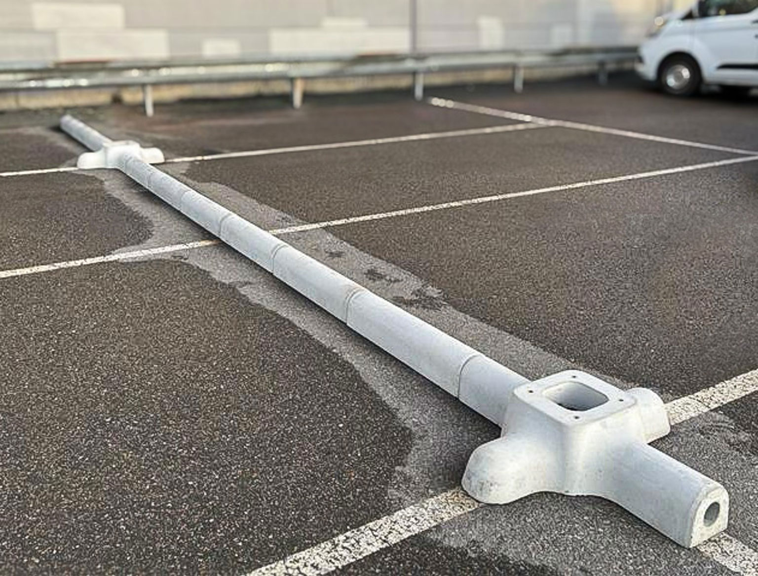 En slinga med raka Waybler kabelstenar möter krysstenarna där laddstolparna sedan monteras på.