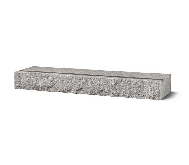 Blocksteg i granit;Porto grå;2000x350x170 mm;med infräst kontrastmarkering.