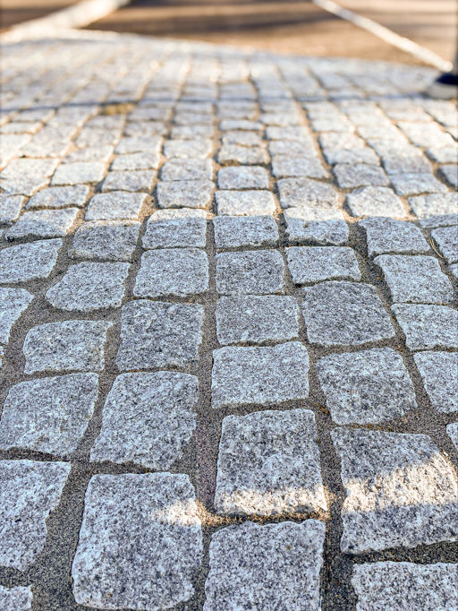 Smågatstenar satta i trafikmiljö;fogade med Romex Ecofine.