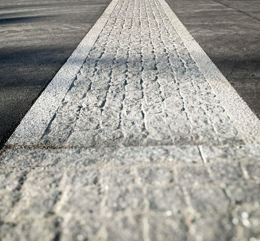 Smågatstenar satta i farthinder;fogade med Romex Ecofine.