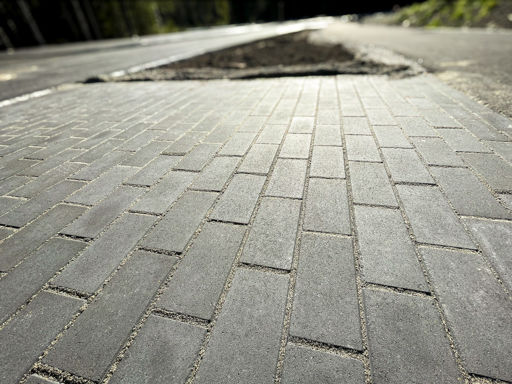 Gråa munkstenar i förband;fogade med Romex Ecofine.
