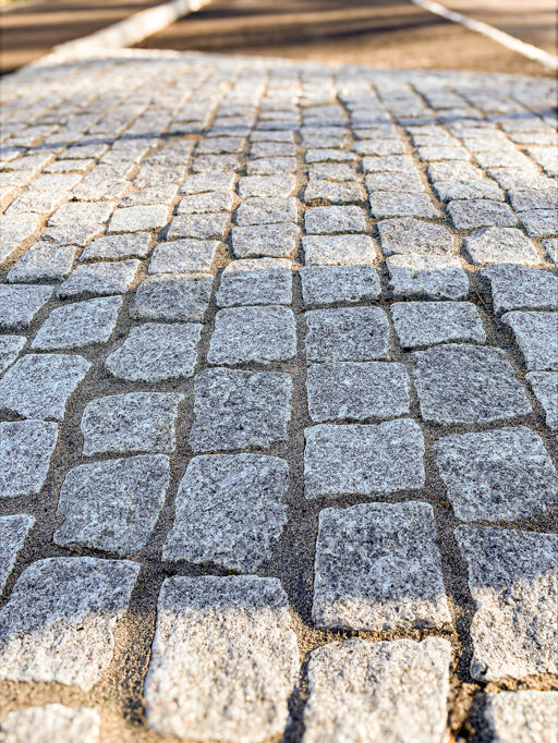 Smågatstenar satta i trafikmiljö;fogade med Romex Ecofine.