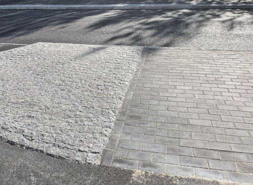 Smågatstenar och grå munksten satta i trafikmiljö;fogade med Romex D2000.