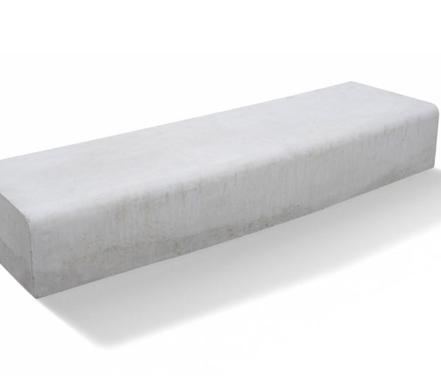 Bild på en kantsten i betong. Stenen är rektangulär och har en avrundad form som minimerar risken för fordonsskador.