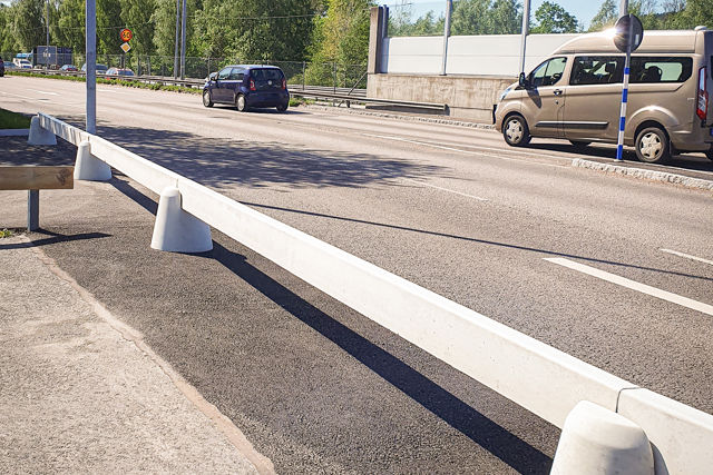 Trafipark monterad längs en väg;angränsande mot ett parkeringsområde