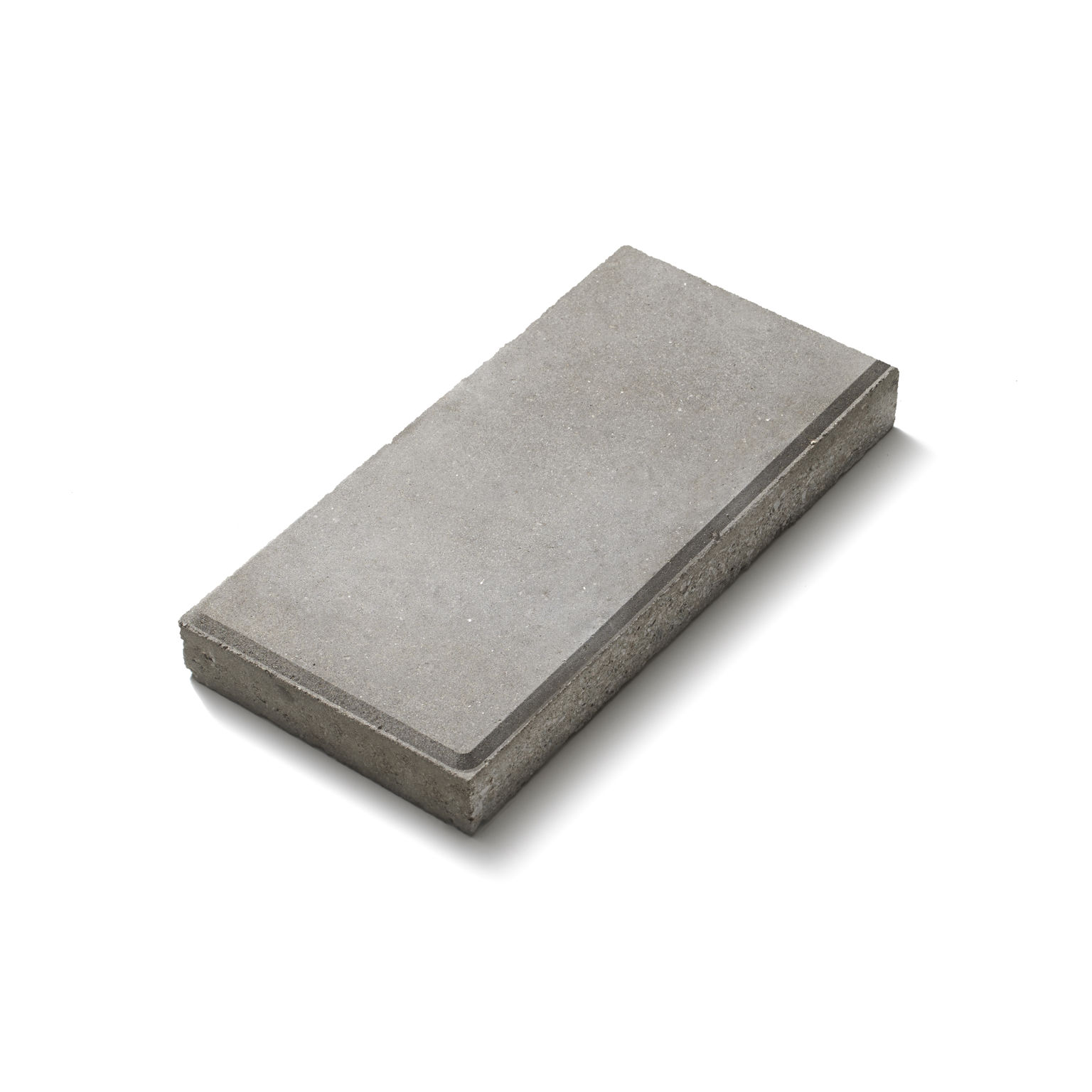 Slät platta i betong med fasade kanter för markläggning.