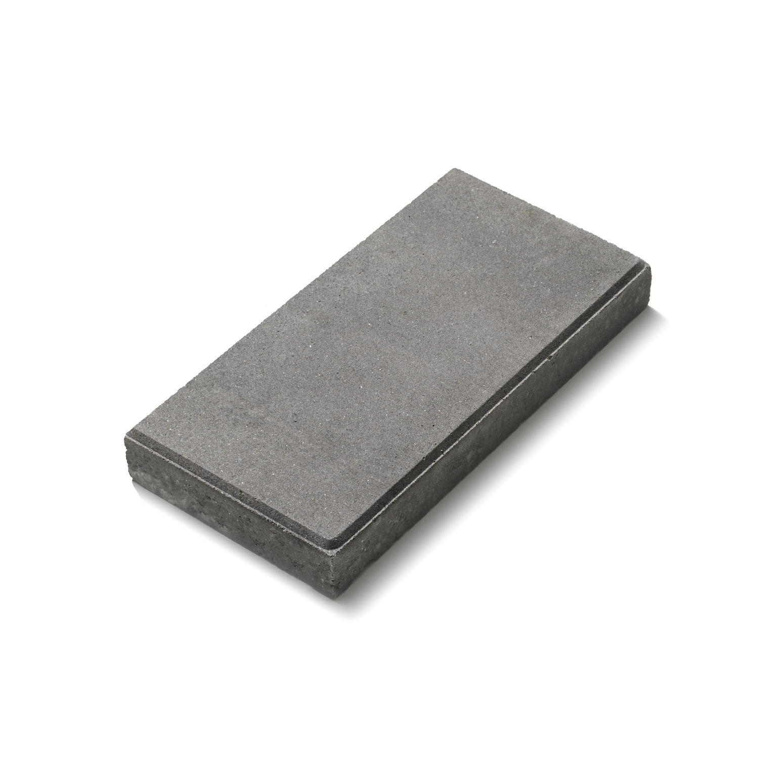 Slät betongplatta i antracitgrå färg och fasade kanter.