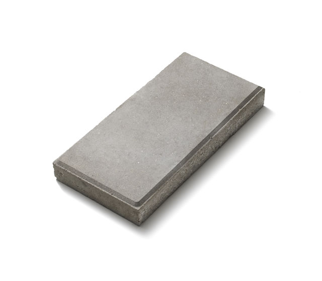 Slät betongplatta i antracitgrå färg och fasade kanter.