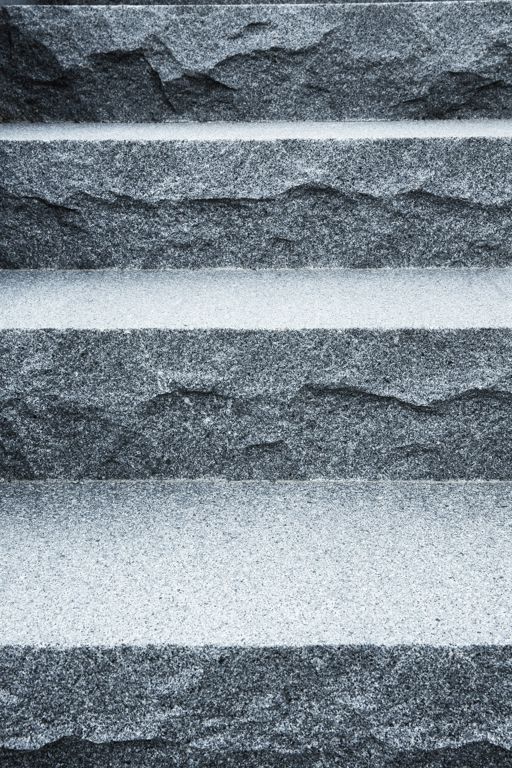 Miljöbild av blocksteg i granit.