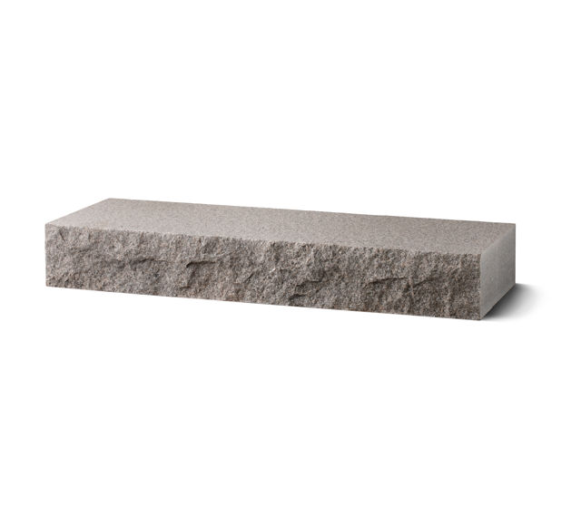 Produktbild på blocksteg i granit med flammad topp och råkilad front;i måtten 1500x350x170 mm och i färgen Bohus grå.