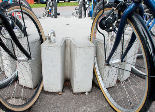 Cykelstället kuggen med cyklar parkerade i cykelstället.