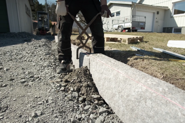 Montering av kantsten i granit med hjälp av gripsax.