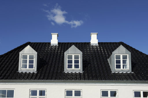 Nibra-tak på villa i form av enkupiga svartglaserad H14-pannor.