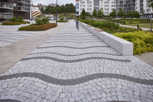 Portugisisk granitkantsten lagda i ett vågmönster vid norra kajen i Sundsvall.