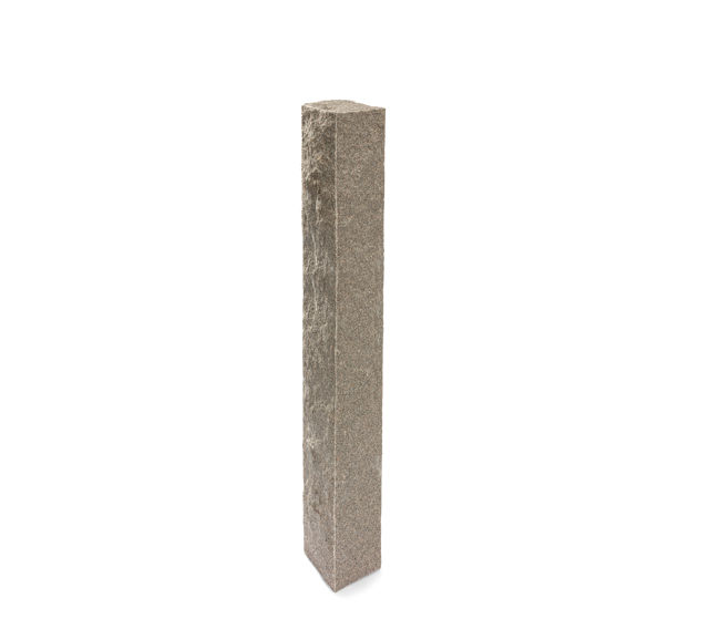 Produktbild på en stolpe i Bohus grå;granit. Stolpen har ett råkilat utförande och mäter 1500x200x200.