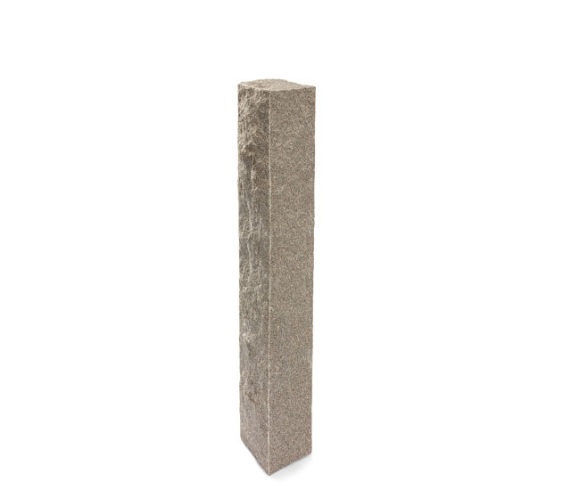 Produktbild på en stolpe i Bohus grå;granit. Stolpen har ett råkilat utförande och mäter 1500x250x250.