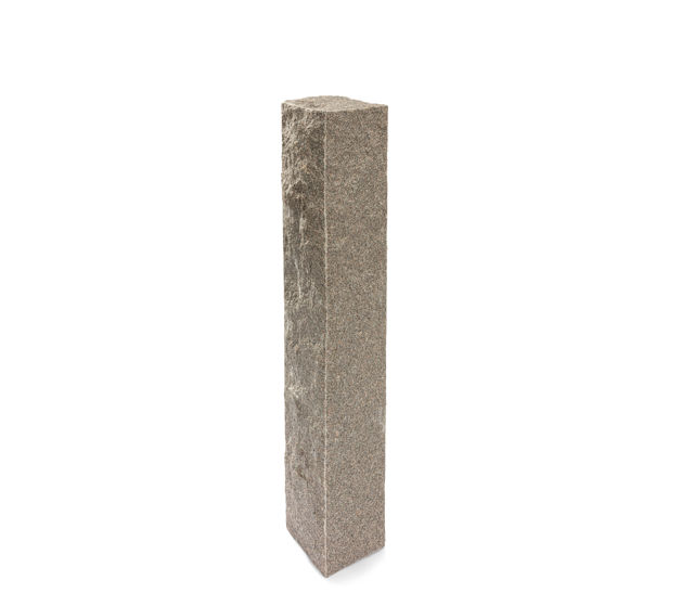 Produktbild på en stolpe i Bohus grå;granit. Stolpen har ett råkilat utförande och mäter 1500x300x300.
