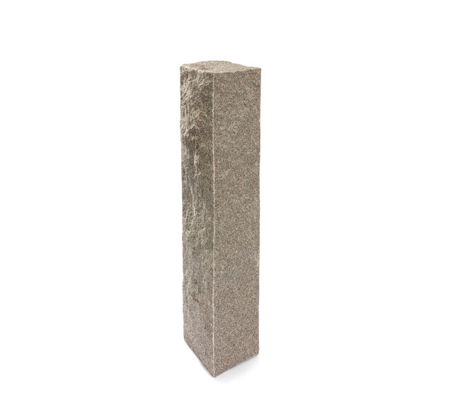 Produktbild på en stolpe i Bohus grå;granit. Stolpen har ett råkilat utförande och mäter 1500x350x350.