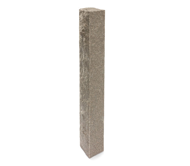 Produktbild på en stolpe i Bohus grå;granit. Stolpen har ett råkilat utförande och mäter 1700x250x250.