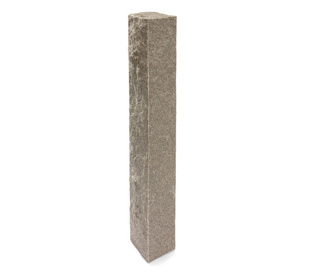 Produktbild på en stolpe i Bohus grå;granit. Stolpen har ett råkilat utförande och mäter 1700x300x300.