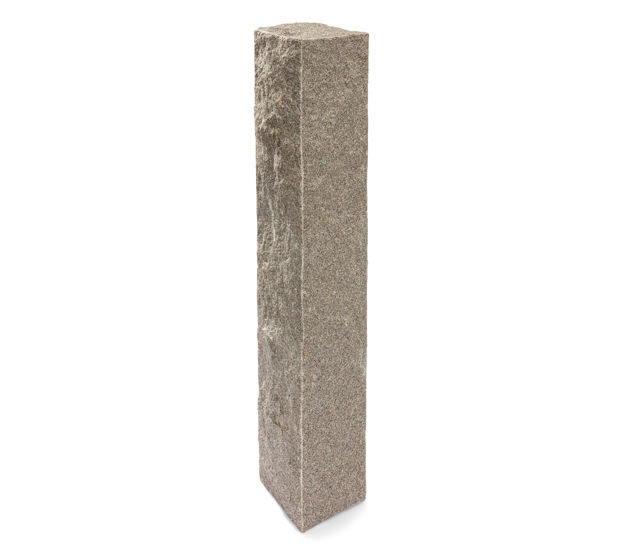 Produktbild på en stolpe i Bohus grå;granit. Stolpen har ett råkilat utförande och mäter 1700x350x350.