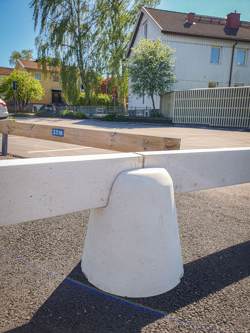 Trafipark-dyna med två balkar monterade vid en parkeringsplats