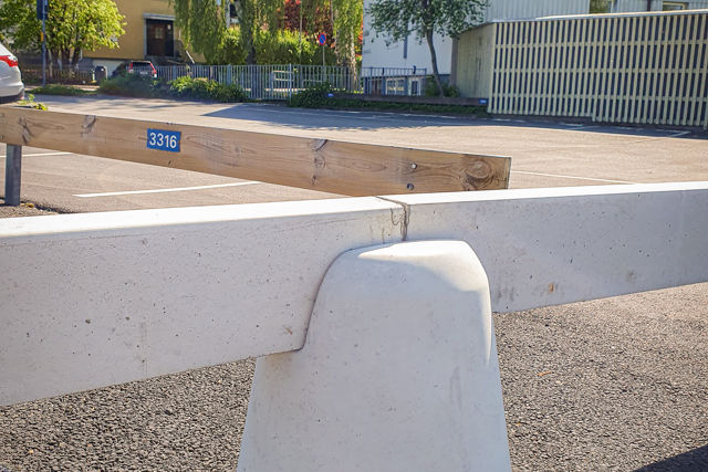 Trafipark-dyna med två balkar monterade vid en parkeringsplats