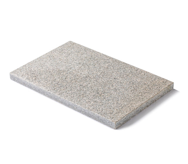 Produktbild på en granithäll i Bohus granit;med en flammad ytstruktur mot vit bakgrund. Hällen har måtten: 450-900x300x30