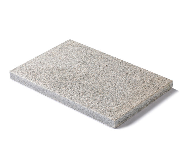 Produktbild på en granithäll i Bohus granit;med en flammad ytstruktur mot vit bakgrund. Hällen har måtten: 450-900x300x40
