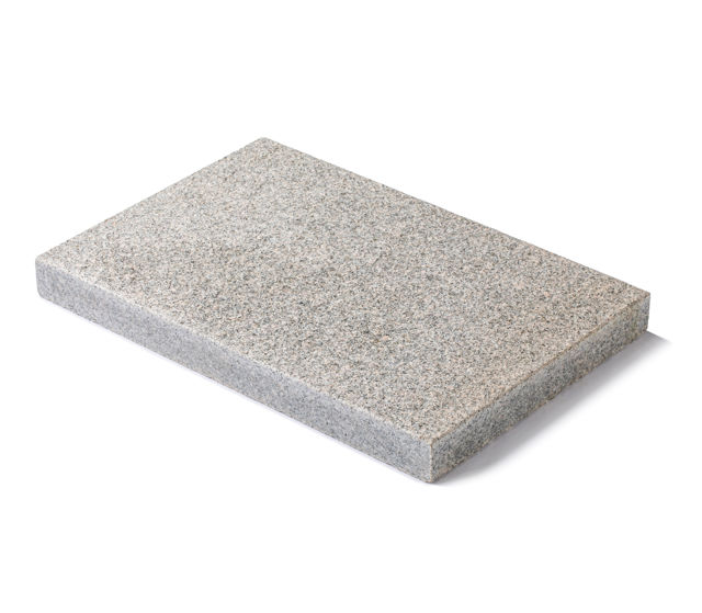 Produktbild på en granithäll i Bohus granit;med en flammad ytstruktur mot vit bakgrund. Hällen har måtten: 450-900x300x50