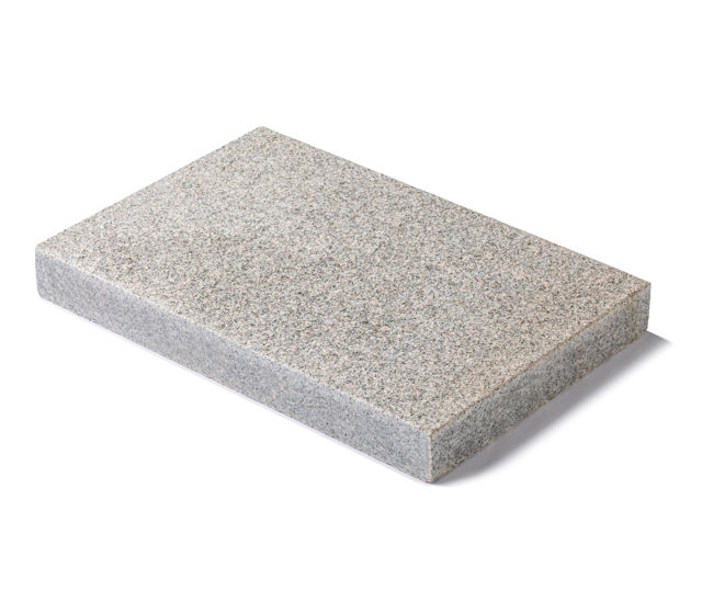 Produktbild på en granithäll i Bohus granit;med en flammad ytstruktur mot vit bakgrund. Hällen har måtten: 450-900x300x60
