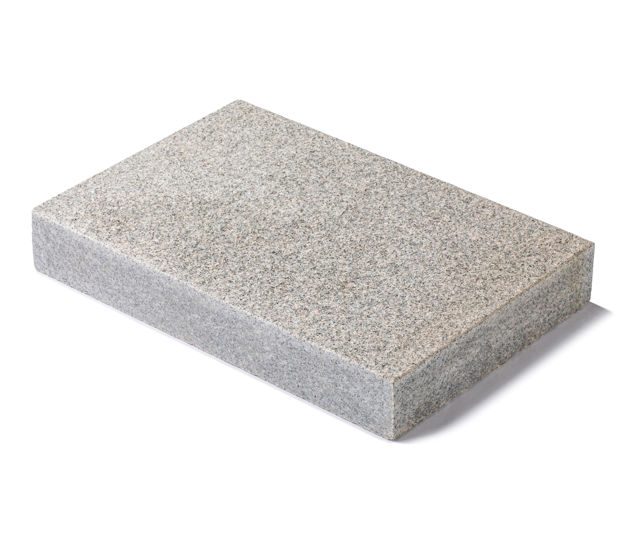 Produktbild på en granithäll i Bohus granit;med en flammad ytstruktur mot vit bakgrund. Hällen har måtten: 450-900x300x80
