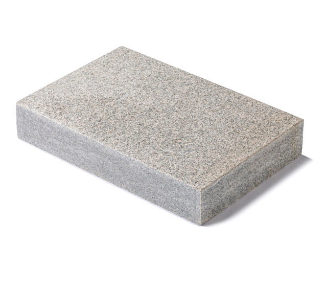 Produktbild på en granithäll i Bohus granit;med en flammad ytstruktur mot vit bakgrund. Hällen har måtten: 450-900x300x100