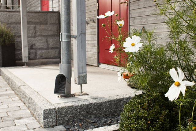 Hus med en uteplats omgärdad av trädgårdskantsten i granit.