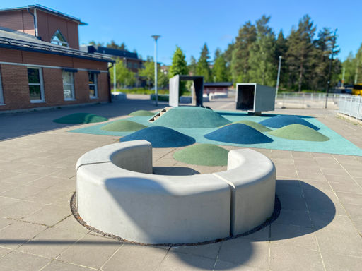 Skolgård med outline formad som en halvcirkel