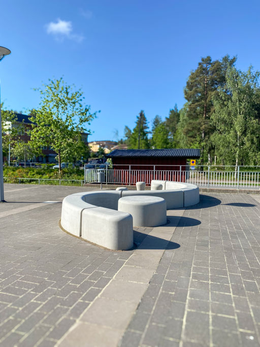 Skolgård med Outline som bildar ett S;en Puck placeras i ena böjen samt Svampen i den andra böjen