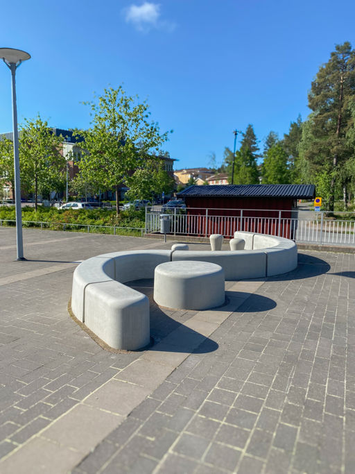 Skolgård med Outline som bildar ett S;en Puck placeras i ena böjen samt Svampen i den andra böjen