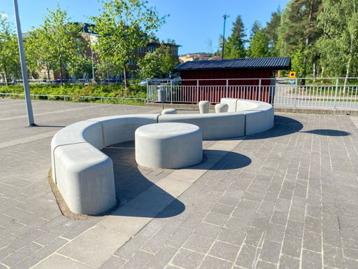 Skolgård med Outline som bildar ett S;en Puck placeras i ena böjen samt Svampen i den andra böjen