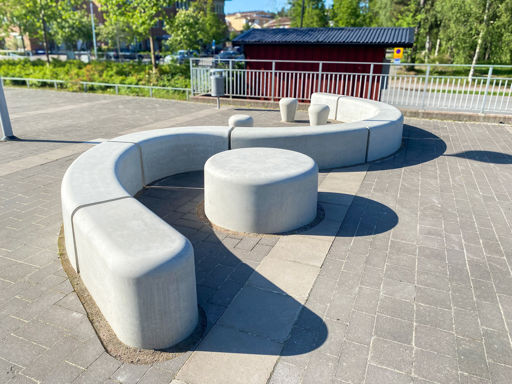 Skolgård med Outline som bildar ett S;en Puck placeras i ena böjen samt Svampen i den andra böjen