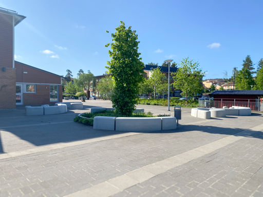 Skolgård som visar Outline placerad på flera ställen runt grönska i olika former