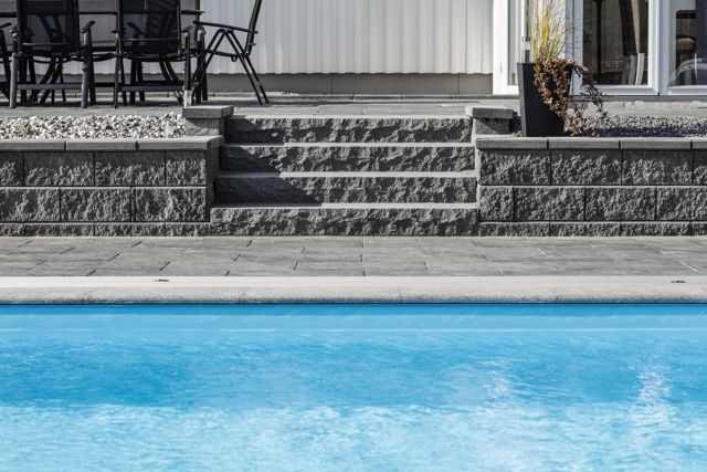 Miljöbild av blocksteg i granit.